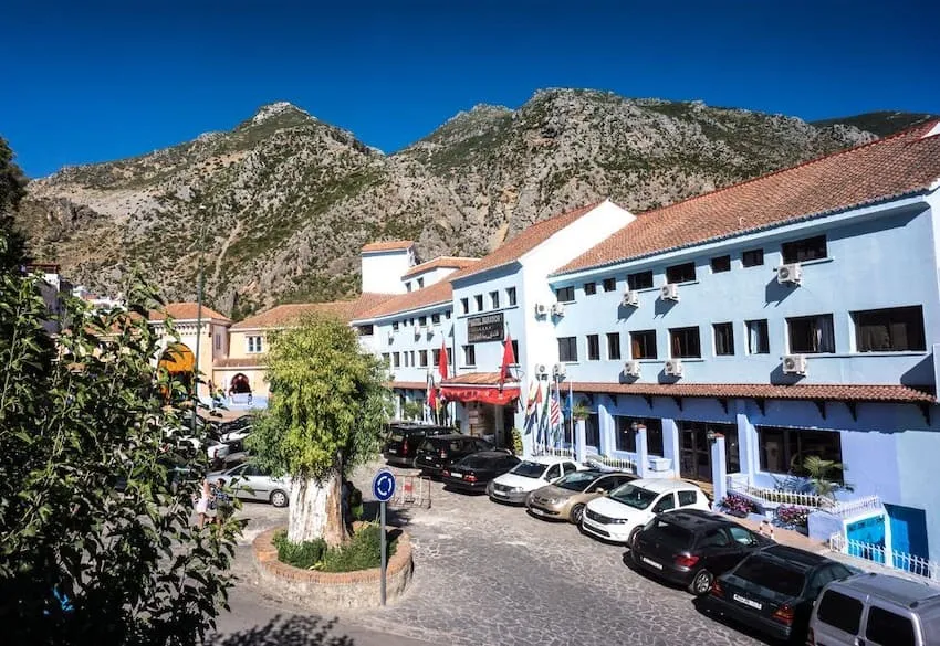 Des voitures garées en face de l’hôtel Parador à Chefchaouen